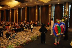 Işığa Uzanan Eller görseli