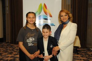 Işığa Uzanan Eller görseli