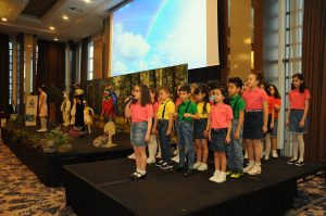 Işığa Uzanan Eller görseli