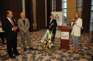 Işığa Uzanan Eller görseli