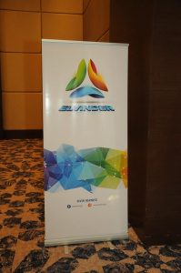 Işığa Uzanan Eller görseli