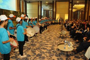 Işığa Uzanan Eller görseli