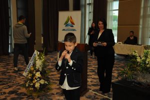 Işığa Uzanan Eller görseli