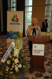 Işığa Uzanan Eller görseli