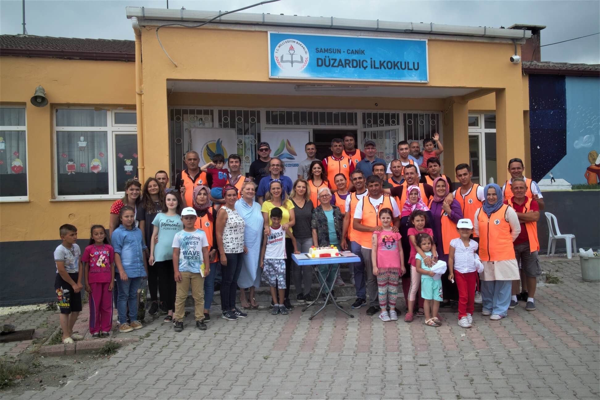 ELVİN ve PTT-DER Düzardıç Köyü Okul Boyama ve Çocuk Şenliği